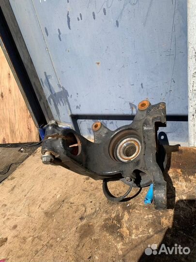 Кулак поворотный передний левый Bmw X3 E83 M54B25