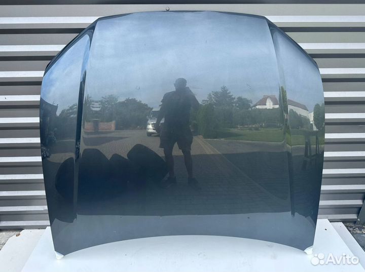 Капот на Audi Q8