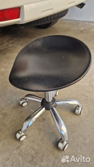 Стул для мастера педикюра