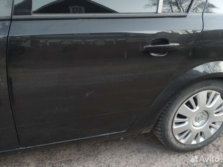 Задняя левая дверь на Опель Астра Н седан