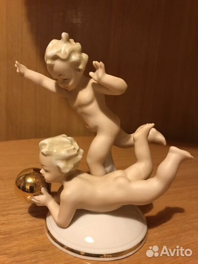 Статуэтка Германия Путти с шаром