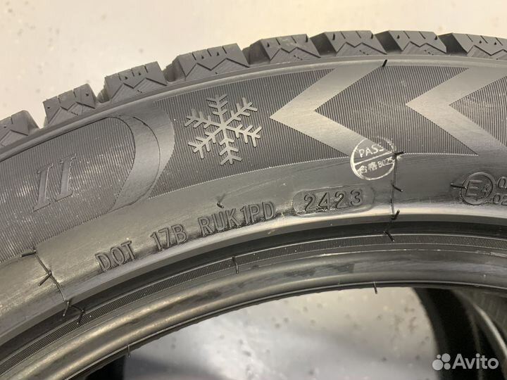Zmax Winternova Stud II 275/40 R21 и 315/35 R21 107T