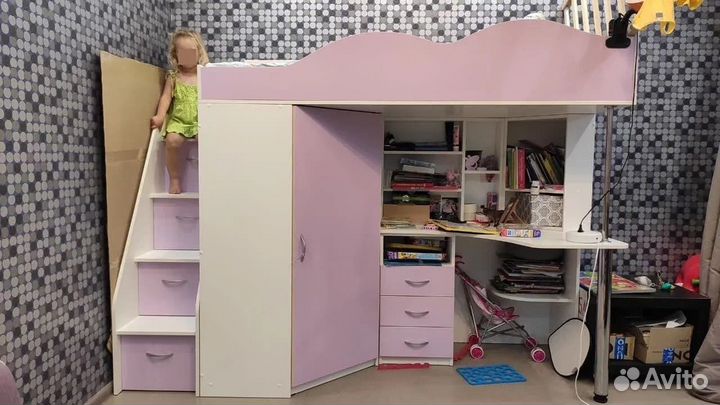 Кровать чердак со столом и шкафом