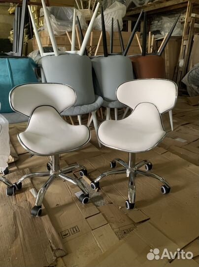 Стул на колесиках