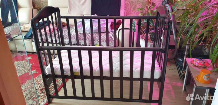 Детская кроватка с маятником