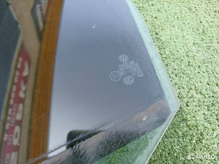 Стекло дверное заднее левое Volkswagen Jetta седан