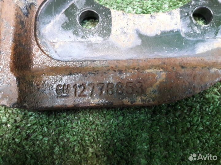 Кронштейн задний левый Opel Astra J P10 2010