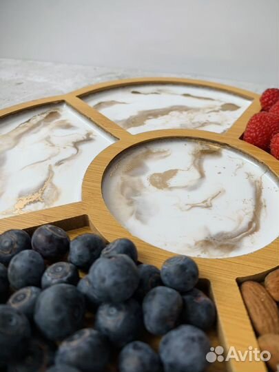 Менажница с декором из эпоксидной смолы