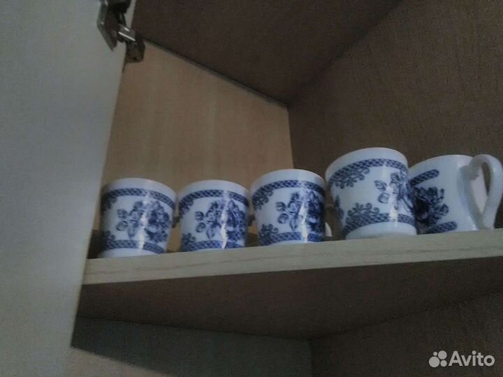 Кофейные чашки с блюдцами