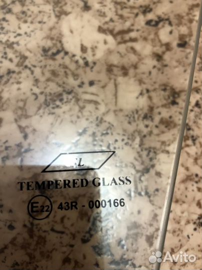 Боковое стекло