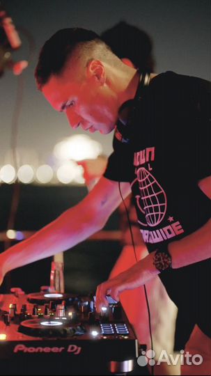 Диджей / DJ со своим оборудованием