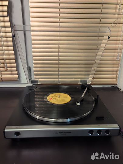 Виниловый проигрыватель Audio-Technica AT-LP60X