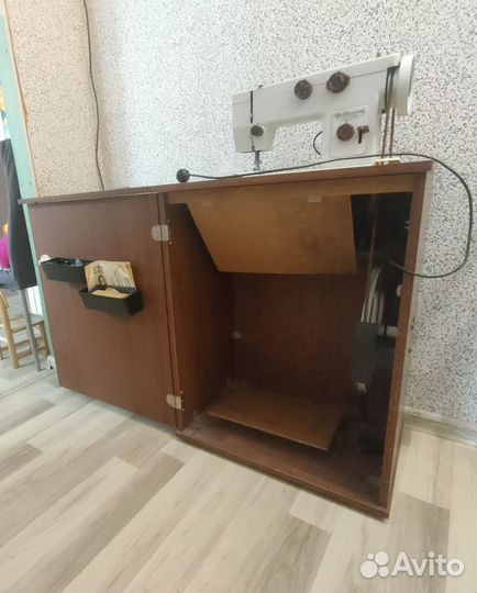 Машинка швейная Чайка 143