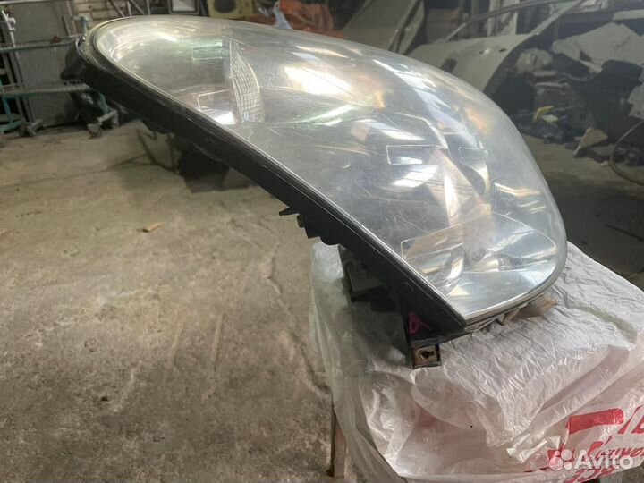 Фара toyota avensis versu перед прав