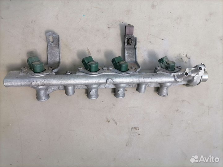 Топливная рампа Renault 19 1989 в сборе с форсунк