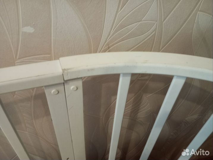 Детская кроватка с маятником