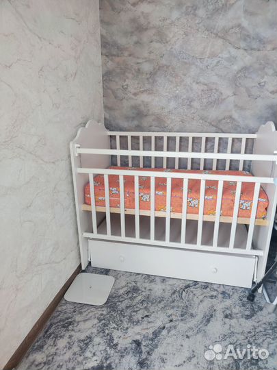 Детская кроватка с маятником и ящиком