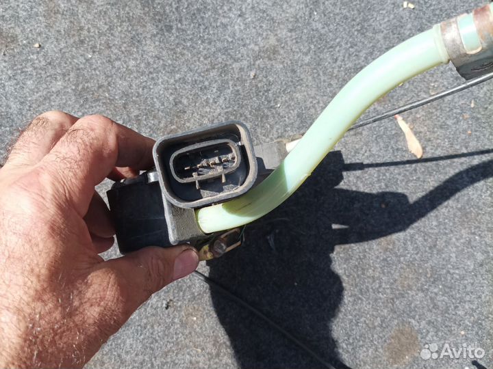 Toyota land cruiser 100 замок двери внутренний пра