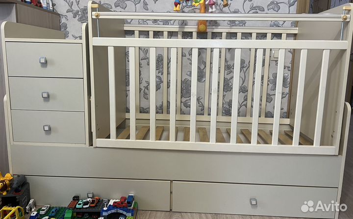 Детская кроватка с маятником