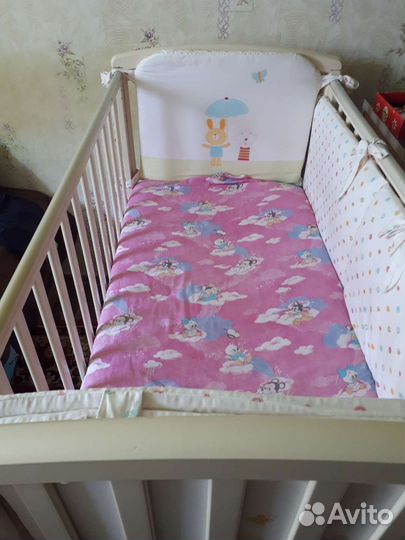 Детская кроватка с маятником