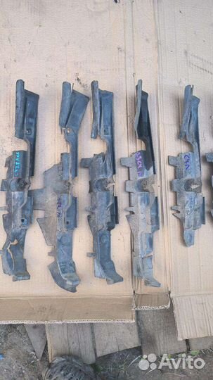 Воздуховод радиатора левый Audi 100C4 4A0121283