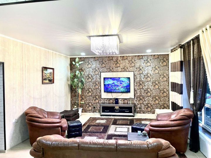 Дом 200 м² на участке 6,5 сот.