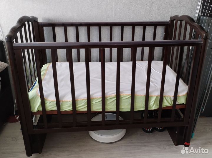 Детская кроватка с продольным маятником