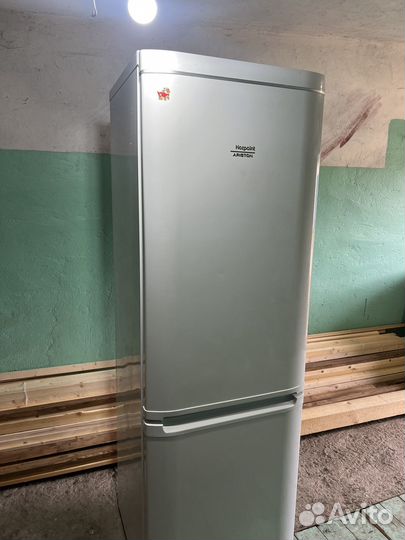 Холодильник бу ariston