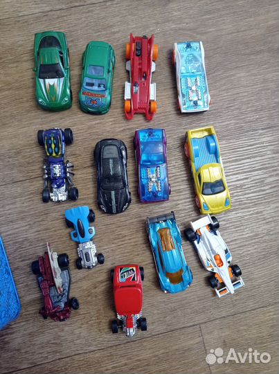 Hot wheels машинки 12 машин плюс Кейс на 18 машин