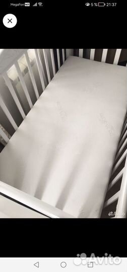 Детская кроватка с маятником белая