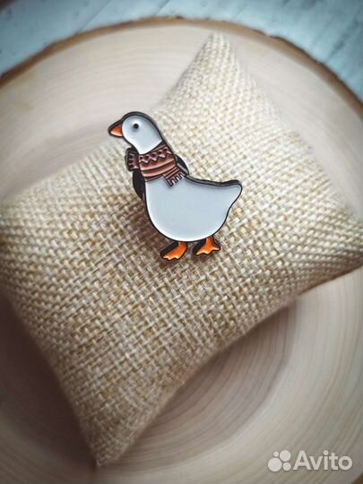 Брошь-значок гусь