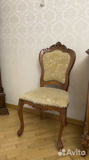 Стол со стульями клеопатра