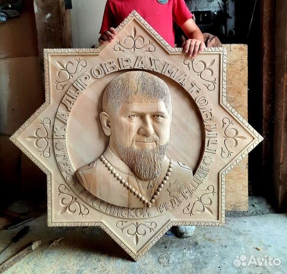 Портрет Рамзана Кадырова из дерева