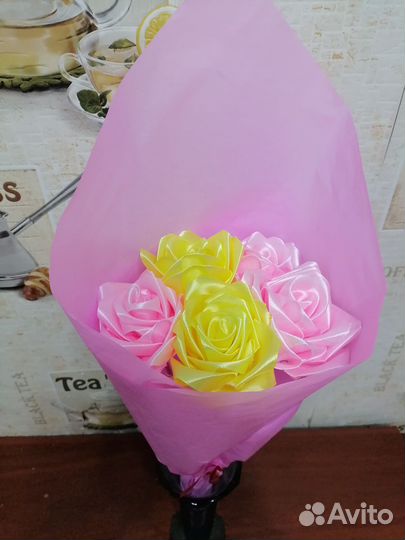 Розы из атласных лент