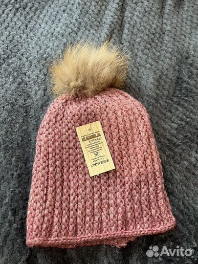 Шапка с натуральным помпоном женская