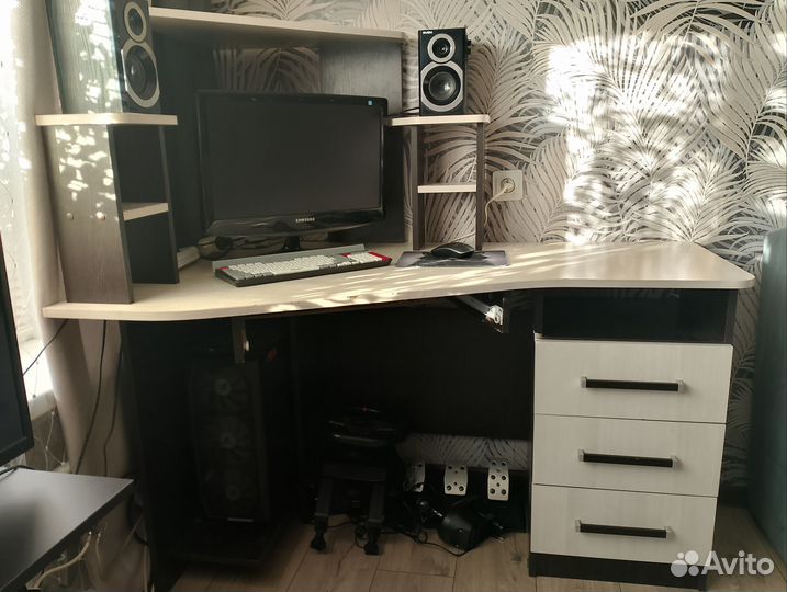 Компьютерный стол угловой