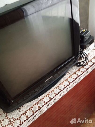 Спутниковая антенна с телевизором