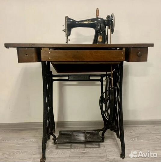 Продаю ножную швейную машинку Зингер