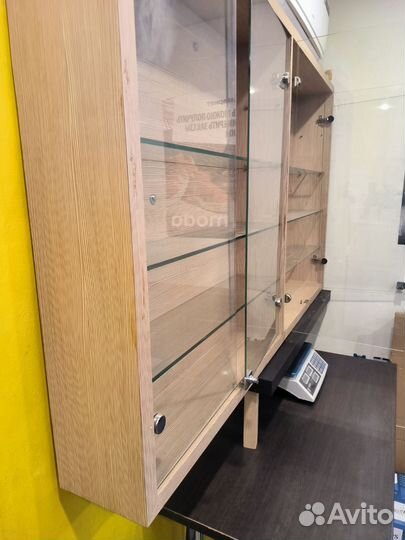 Шкаф со стеклянными полочками