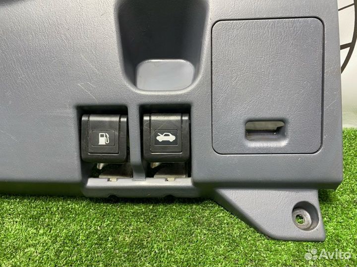 Консоль под рулевой колонкой Toyota Land Cruiser