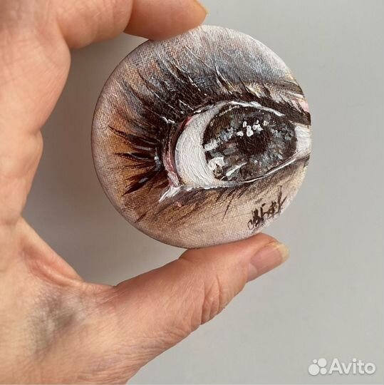 Брошь на холсте