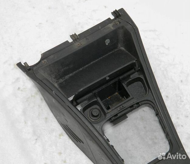 Консоль центральная с подлокотником Lifan Breez