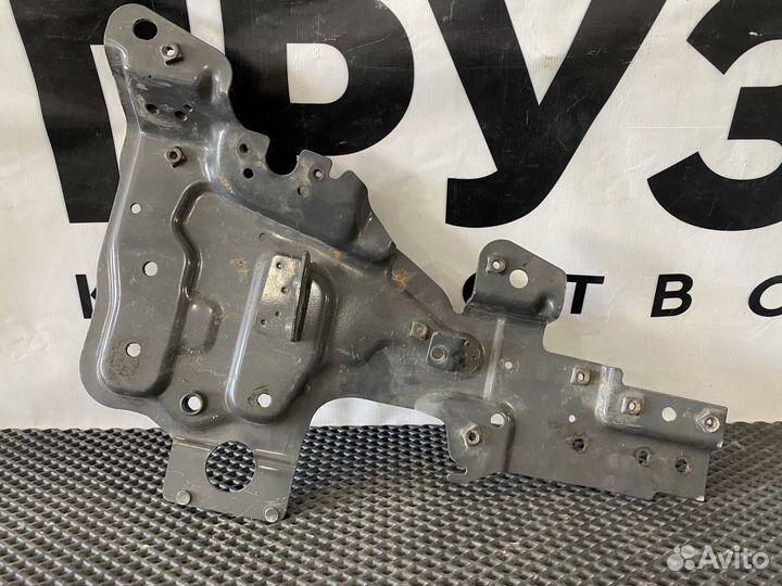 Кронштейн решетки радиатора правый Volvo FH4