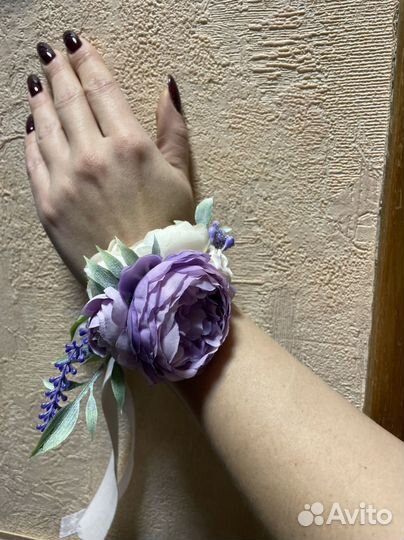 Бутоньерки и цветы на руку