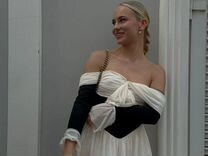 Лоскутное женское мини-платье с открытыми плечами