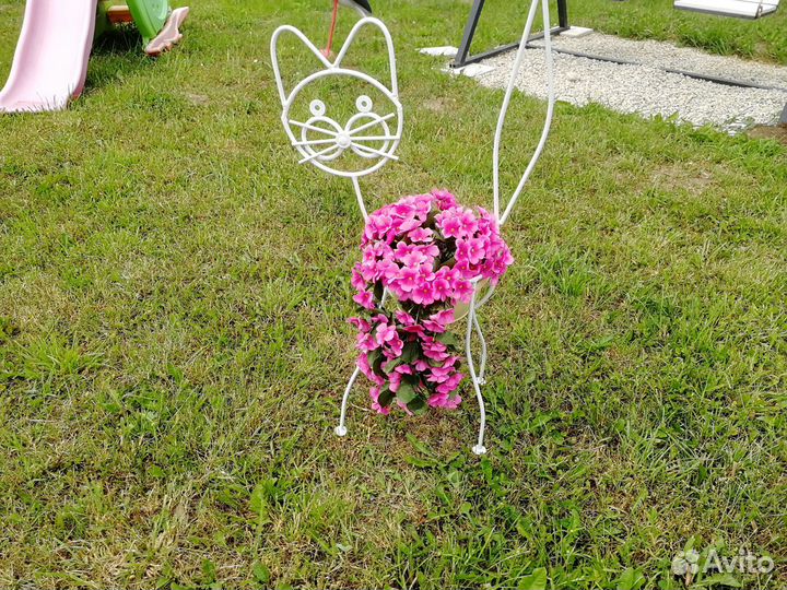 Металлическая подставка для цветов
