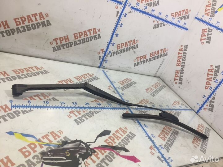 Тойота Камри Держатель дворника правый Прав