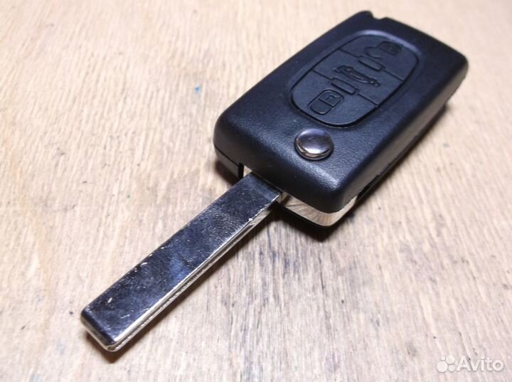 Пежо / Ситроен чип ключ 3 кнопки HU83