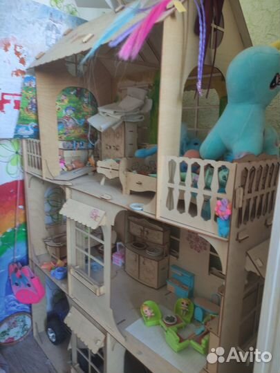 Кукольный домик с мебелью и куклами