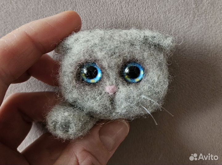 Брошь валяная